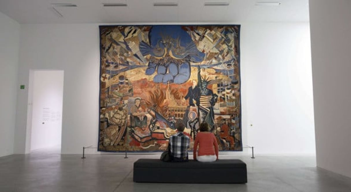 Deux visiteurs devant un tableau de Floris Jespers, dans un musée à Leuven (Belgique) © Virginia Mayo/AP/SIPA