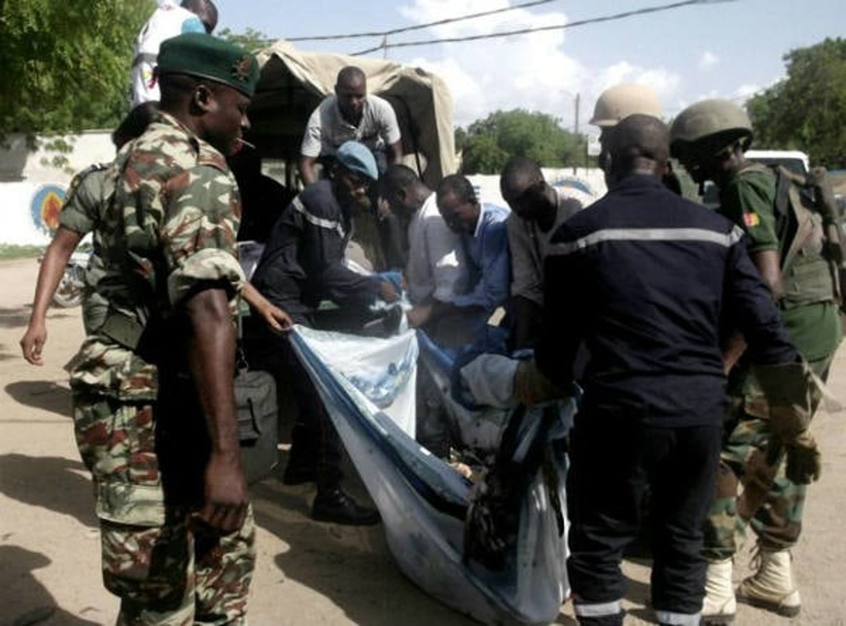Des forces de sécurité évacuent un corps après un attentat-suicide à Maroua, capitale de l’Extrême-nord du Cameroun, 22 juillet 2015. © AFP