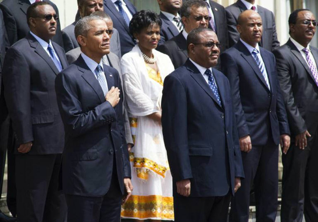 Barack Obama écoute l’hymne national américain, le 27 juillet 2015, aux côtés du Premier ministre éthiopien Hailemariam Desalegn, à Addis-Abeba. © Simon Maina/AFP