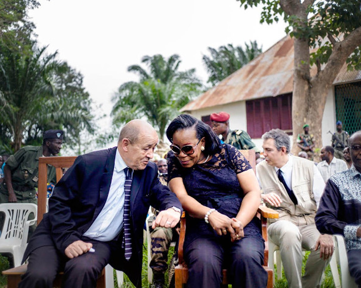 Jean-Yves Le Drian avec Catherine Samba-Panza, à Mbaïki, en février 2014. © Fred Dufour/AFP