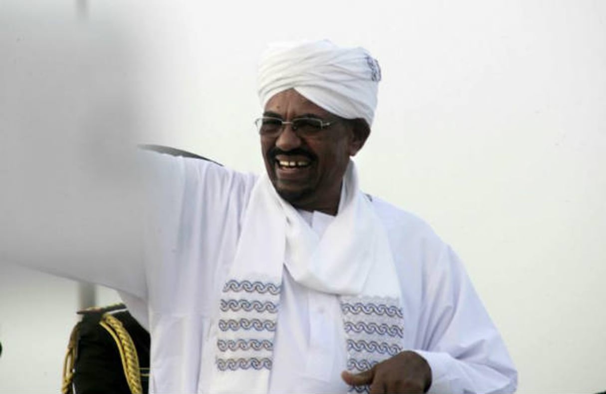 Le président soudanais Omar el-Béchir salue la foule à son arrivée à Khartoum, le 15 juin 2015. © Ebrahim Hamid/AFP