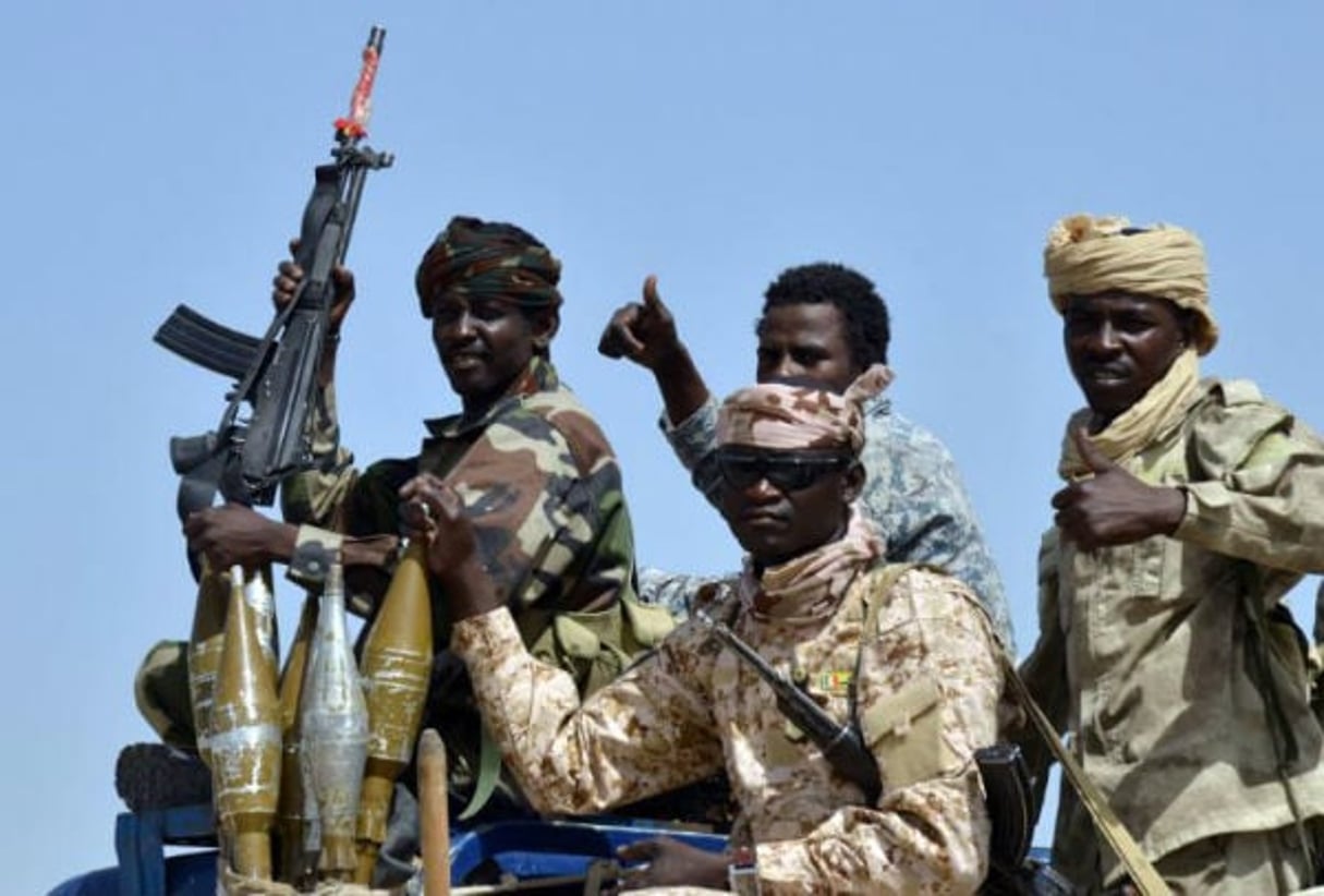 Des soldats tchadiens dans un véhicule militaire patrouillent à Malam Fatori dans le nord du Nigeria, le 25 mai 2015. © Issouf Sanogo/AFP