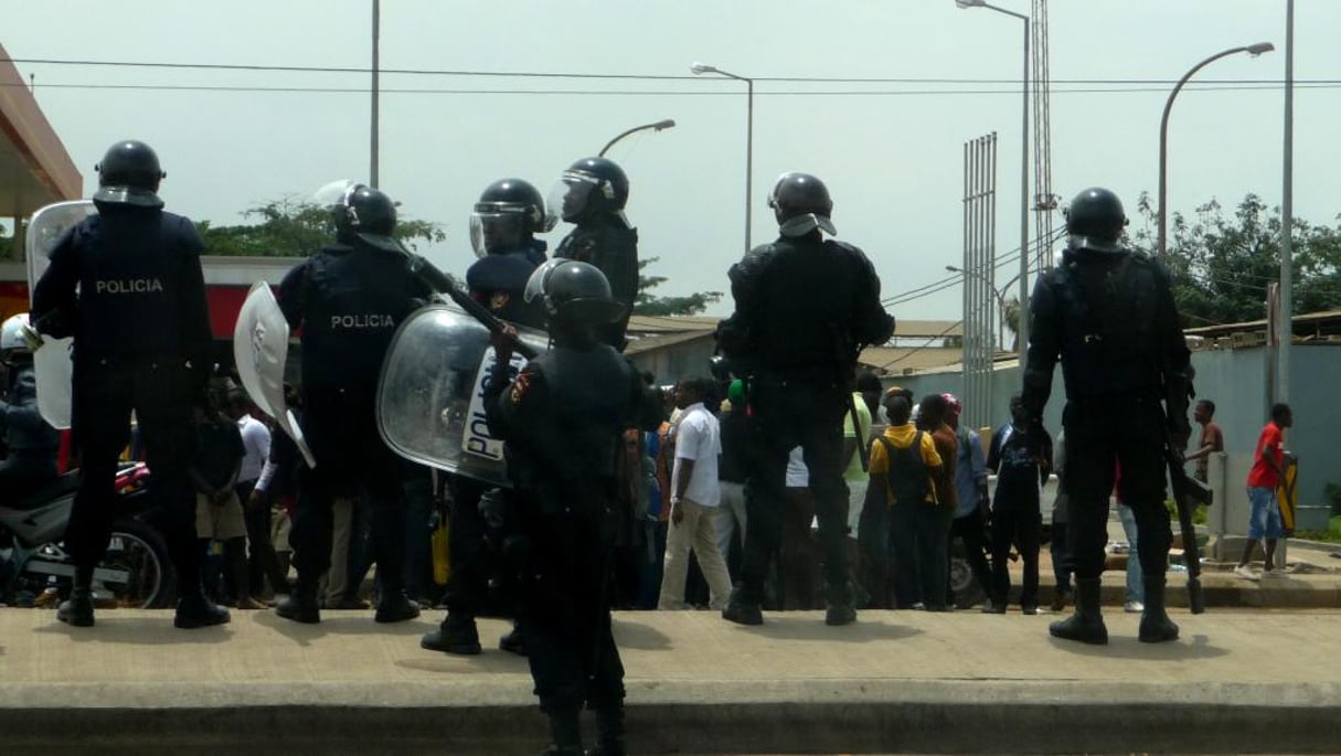 Dispositif policier autour d’une manifestation à Luanda. © AFP