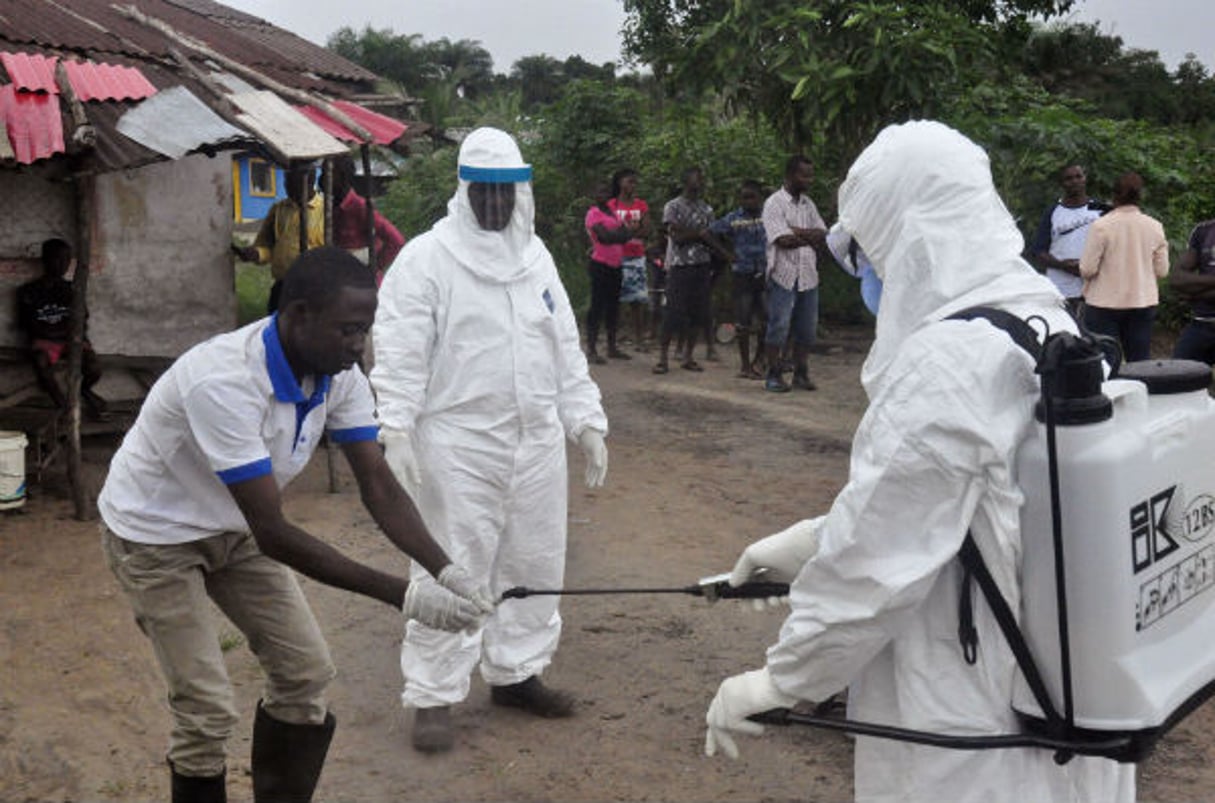 Un travailleur de la santé se lave les mains après une intervention avec un patient infecté, à Monrovia au Liberia, 30 juin 2015. © Abbas Dulleh/AP/SIPA