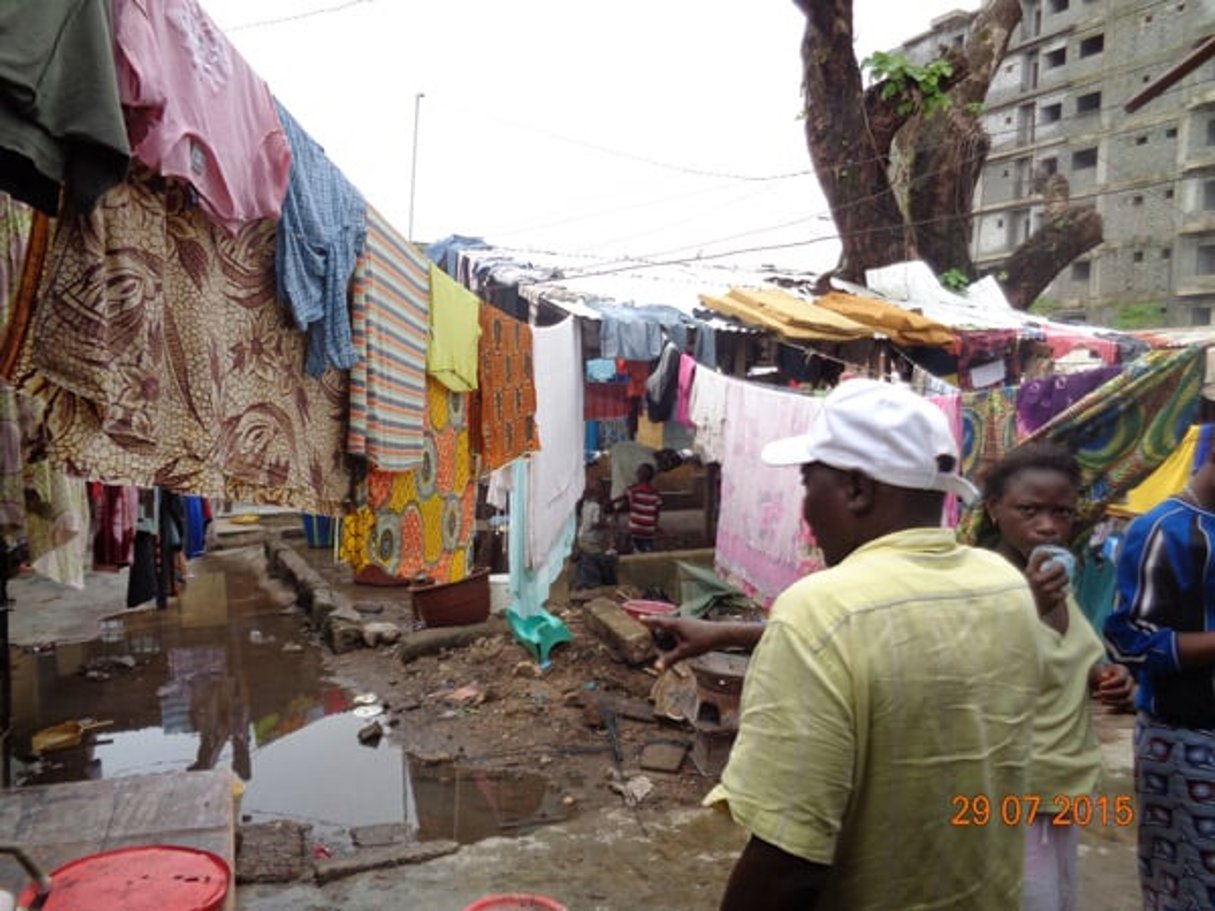 Des habitants constatent les ravages des inondations dans les rues de Conakry, mercredi 29 juillet. © Diawo Barry pour J.A.