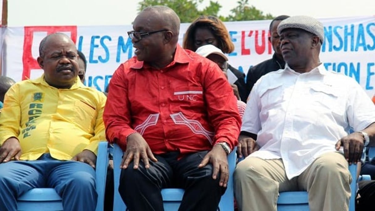 Le député d’opposition Jean-Bertrand Ewanga (au centre). © KATHY KATAYI KAYEMBE/AFP