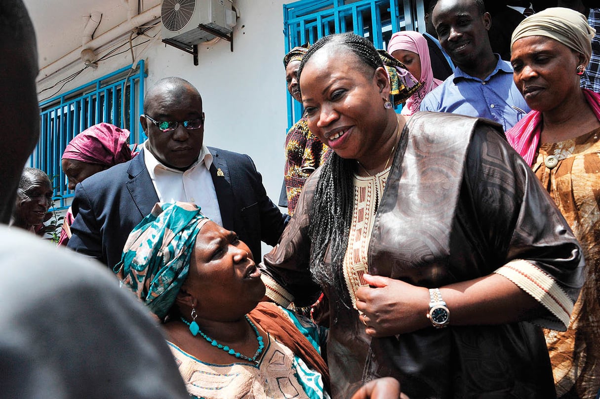 Fatou Bensouda, procureure de la Cour pénale internationale, à Conakry, le 4 juillet, avec les familles des victimes du 28 septembre 2009. &copy; Cellou Binani/AFP