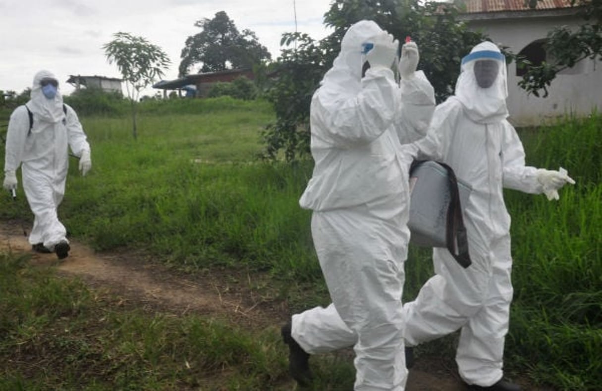 Travailleurs de la santé  soignant des malades atteints du virus Ebola au Liberia, juin 2015. © Abbas Dulleh/AP/SIPA
