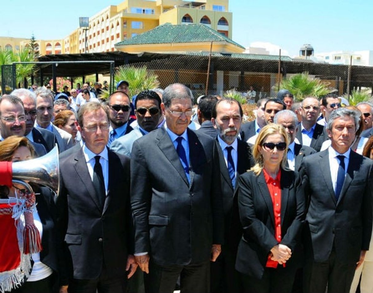 Le Premier ministre Essid observant une minute de silence après l’attentat de Sousse, le 3 juillet 2015. © Hassene Dridi/AP/SIPA