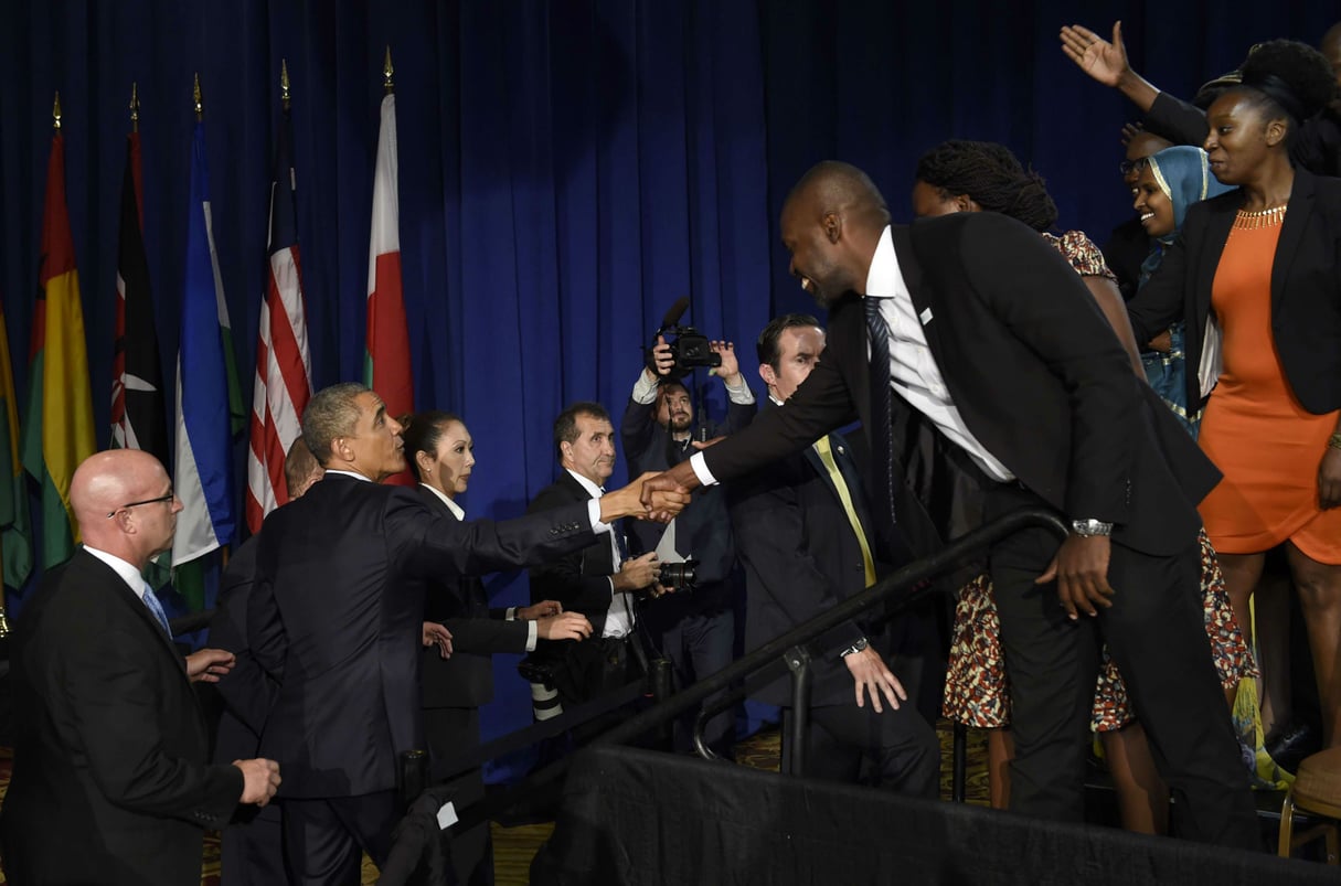 Le président Barack Obama serre la main d’un jeune leader africain lors du sommet à Washington, le 3 août 2015. © Susan Walsh/AP/SIPA