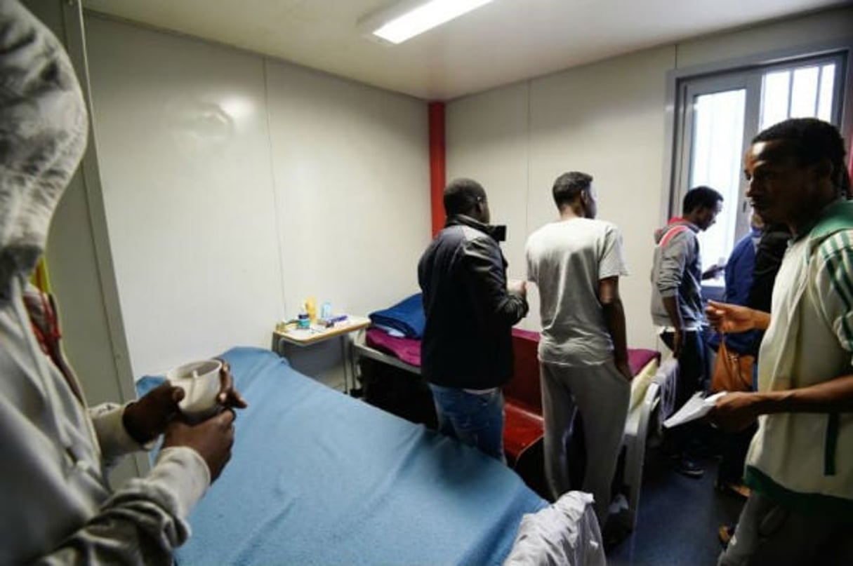 Des migrants se réunissent dans une chambre de leur centre d’hébergement Emmaüs, le 4 août 2015 à Vincennes, Paris. © Alain Jocard/AFP