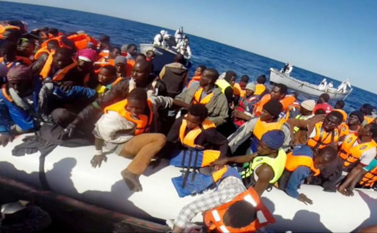 Capture d’écran d’une vidéo fournie le 2 mai 2015 par les garde-côtes italiens de migrants secourus en Méditerranée. © AFP