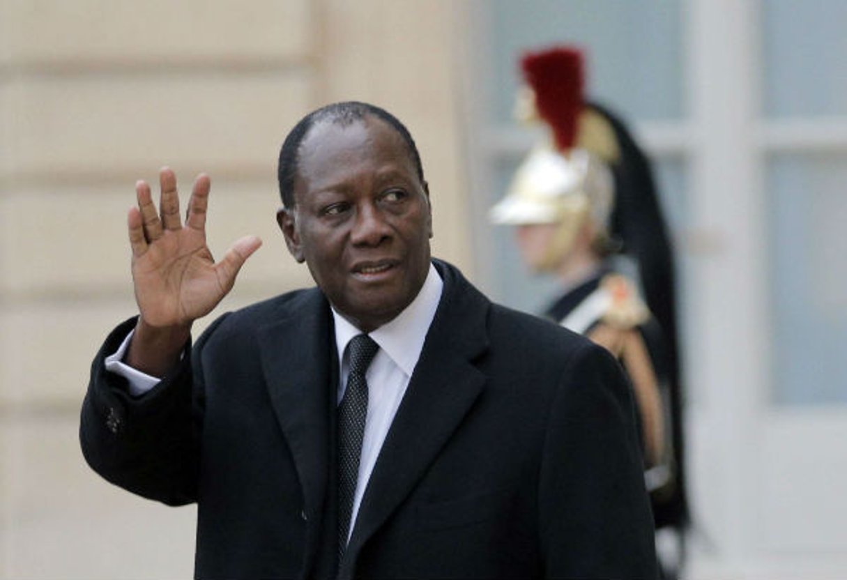 Le président ivoirien, Alassane Ouattara, salue les journalistes après une rencontre avec le président français, François Hollande, à Paris, le 4 décembre 2014. © Christophe Ena/AP/SIPA