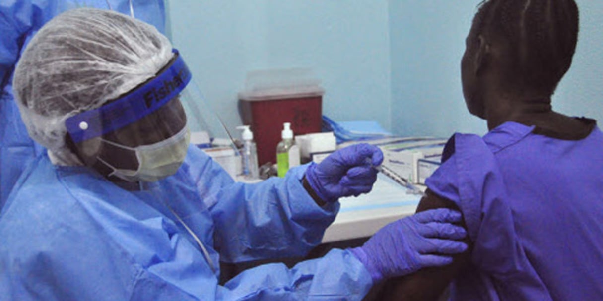Une patiente se fait injecter un vaccin contre Ebola, lors d’un teste au Liberia en février 2015. © Abbas Dulleh/AP/SIPA