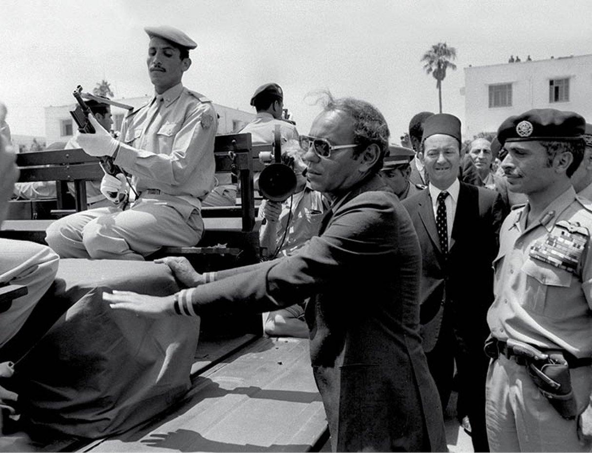 Le souverain devant le cercueil d’une victime, à Rabat, le 19 juillet 1971. © Popperfoto/Getty Images