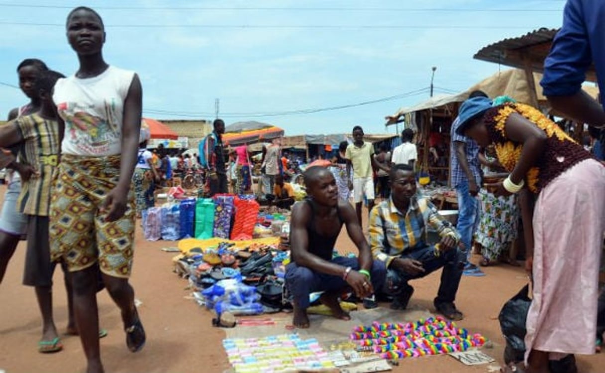 Des centrafricains au principal marché de Bangui, le 18 mai 2015. © Patrick Fort/AFP
