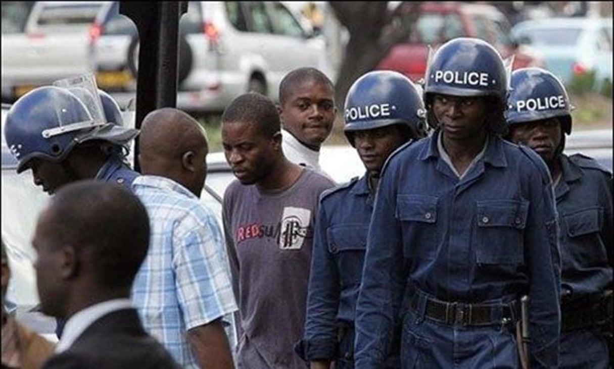La police anti-émeutes dans les rues de Harare, le  14 avril 2008. © Alexander Joe/AFP