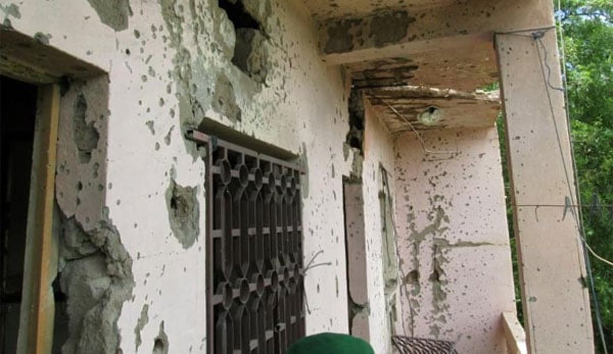 La façade de l’hôtel Byblos, criblée de balles, à Sévaré, le 8 août 2015 où une prise d’otages a eu lieu faisant 13 morts. © AFP