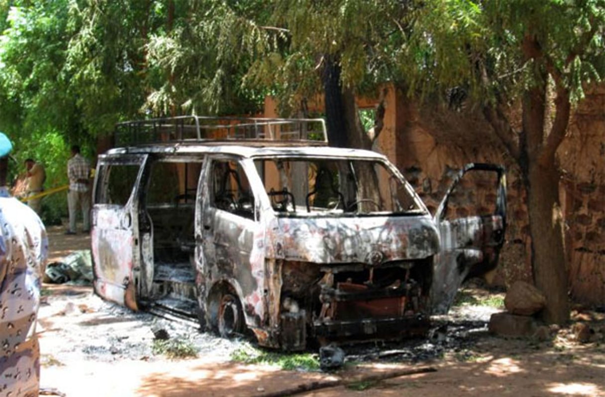 La carcasse d’un camion devant l’hôtel Byblos de Savaré, après la prise d’otages qui a fait 13 morts, le 8 août 2015. © AFP