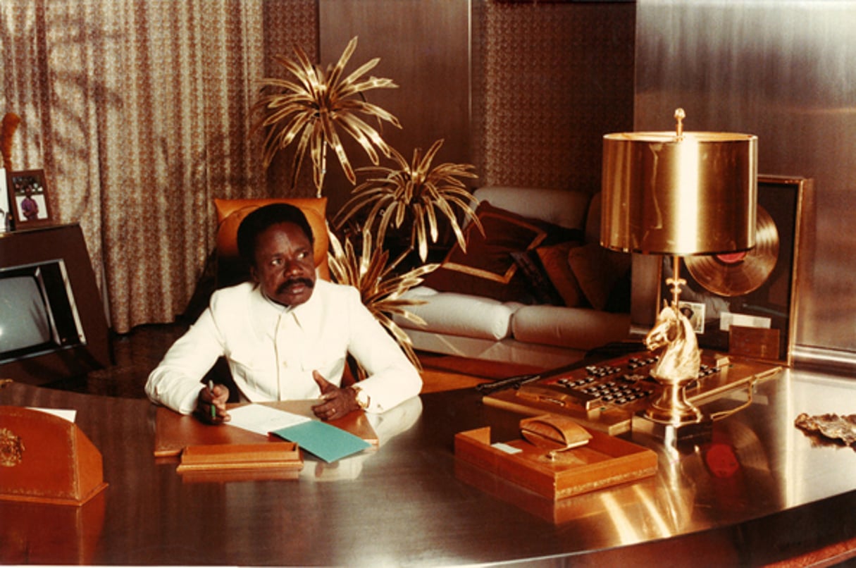 Omar Bongo Ondimba dans son bureau truffé de caméras, années 1985. © Archives J.A.