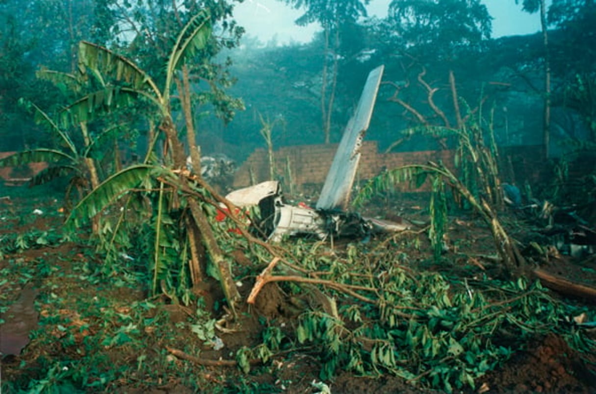 Les débris du Falcon 50 de Juvénal Habyarimana, dans l’enceinte de sa résidence. © Archives J.A.