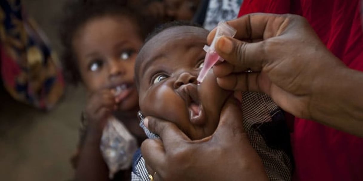 Un bébé somalien reçoit un vaccin contre la polio, à Mogadiscio, en avril 2013. © Ben Curtis/AP/SIPA