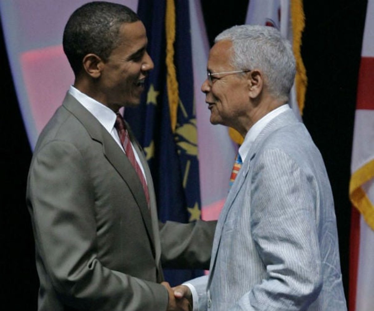 Julian Bond et Barack Obama, alors candidat à l’élection présidentielle, en 2008. © Al Behrman/AP/SIPA