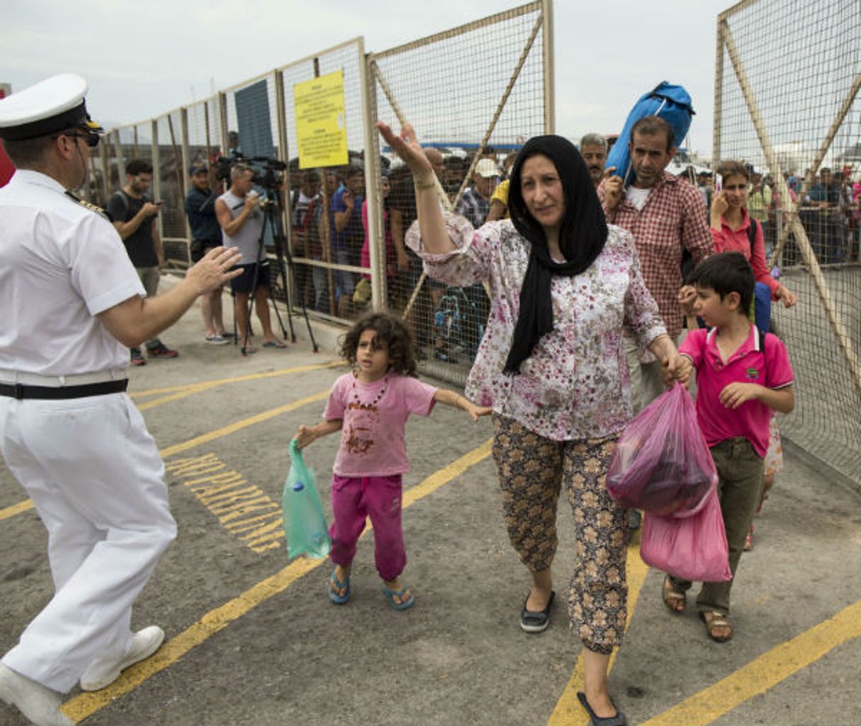 Migrants et réfugiés à Kos, en Grèce, le 15 août 2015. © Alexander Zemlianichenko/AP/SIPA