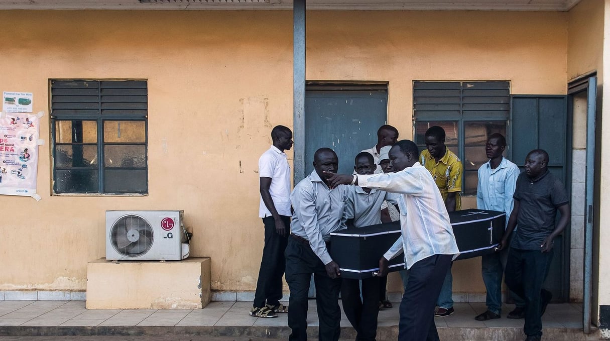 Des proches du journaliste Peter Moi transportent son cercueil près de la morgue, le 20 août 2015 à Juba. © AFP/Charles Atiki Lomodong