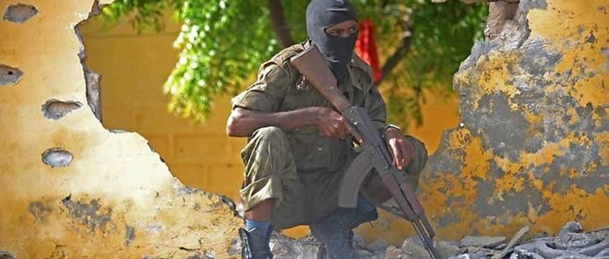 Un soldat somalien en position près de la zone où des shebab ont perpétré une attaque à Mogadiscio, le 21 juin 2015. © Mohamed Abdiwahab/AFP