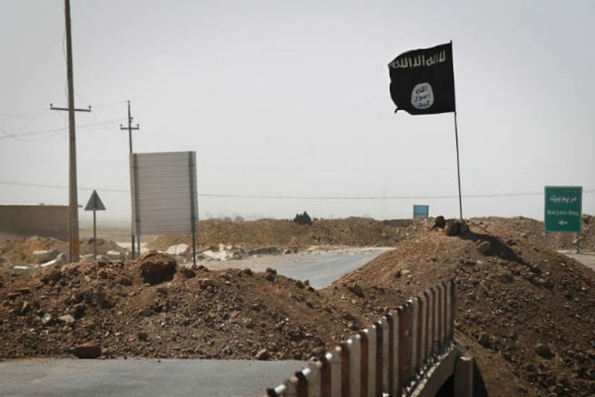 Un drapeau de l’Etat islamique à Rashad en Irak. © Jm Lopez/AFP