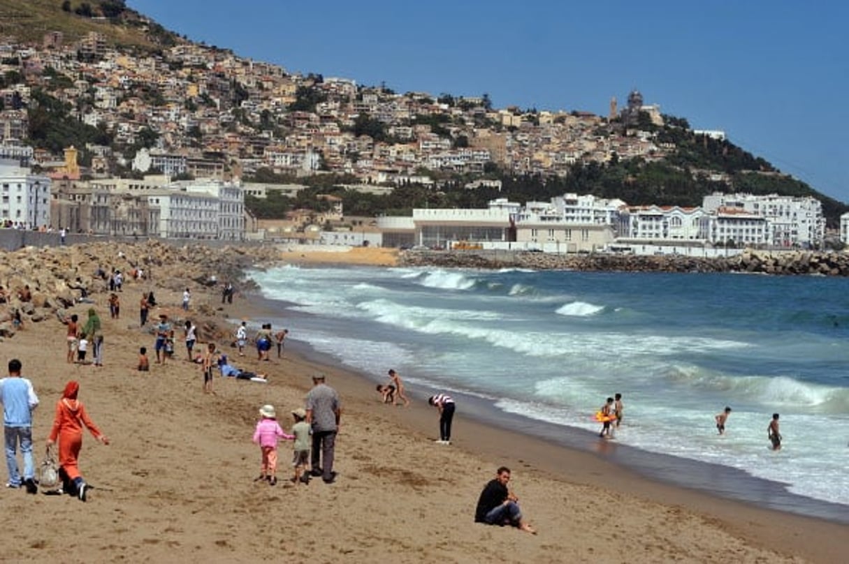 Le burkini ou le bikini : de Rabat à Alger, le débat est loin d'être tranché