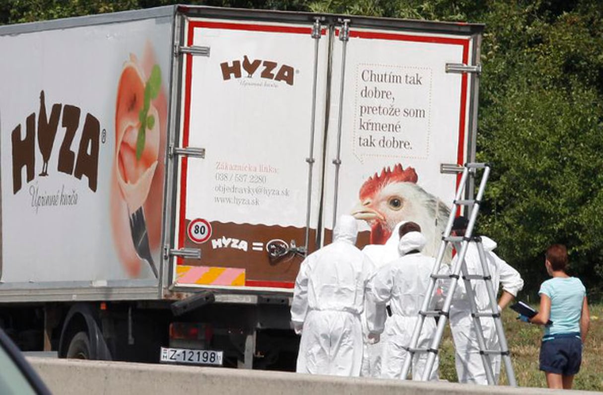 Des agents de la police scientifique se tiennent devant le camion dans lequel ont été retrouvés les cadavres de plus de 70 migrants en Autriche, ce jeudi. © Dieter Nagl/AFP