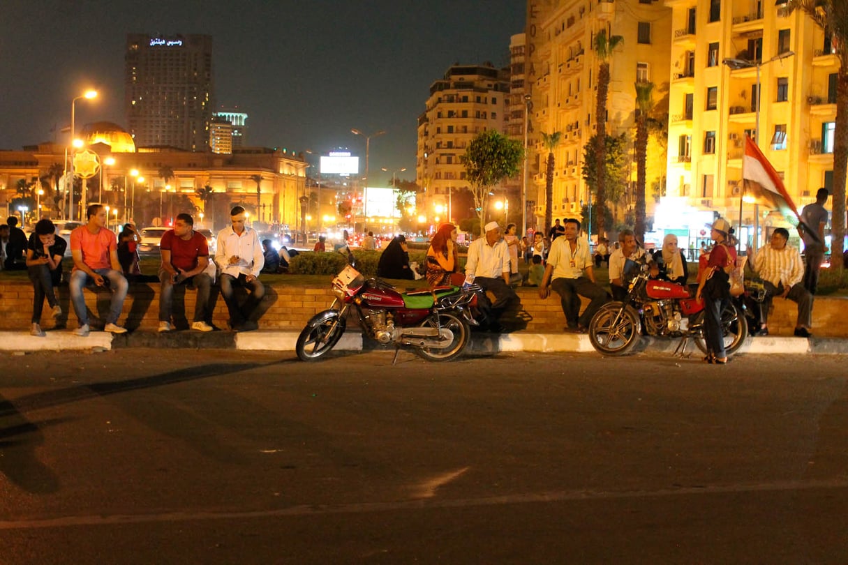 À la nuit tombée, les jeunes se retrouvent sur la place Al-Tahrir. Mais les forces de sécurité se tiennent prêtes à disperser tout rassemblement de nature politique. &copy; Laurent de Saint-Périer pour J.A.