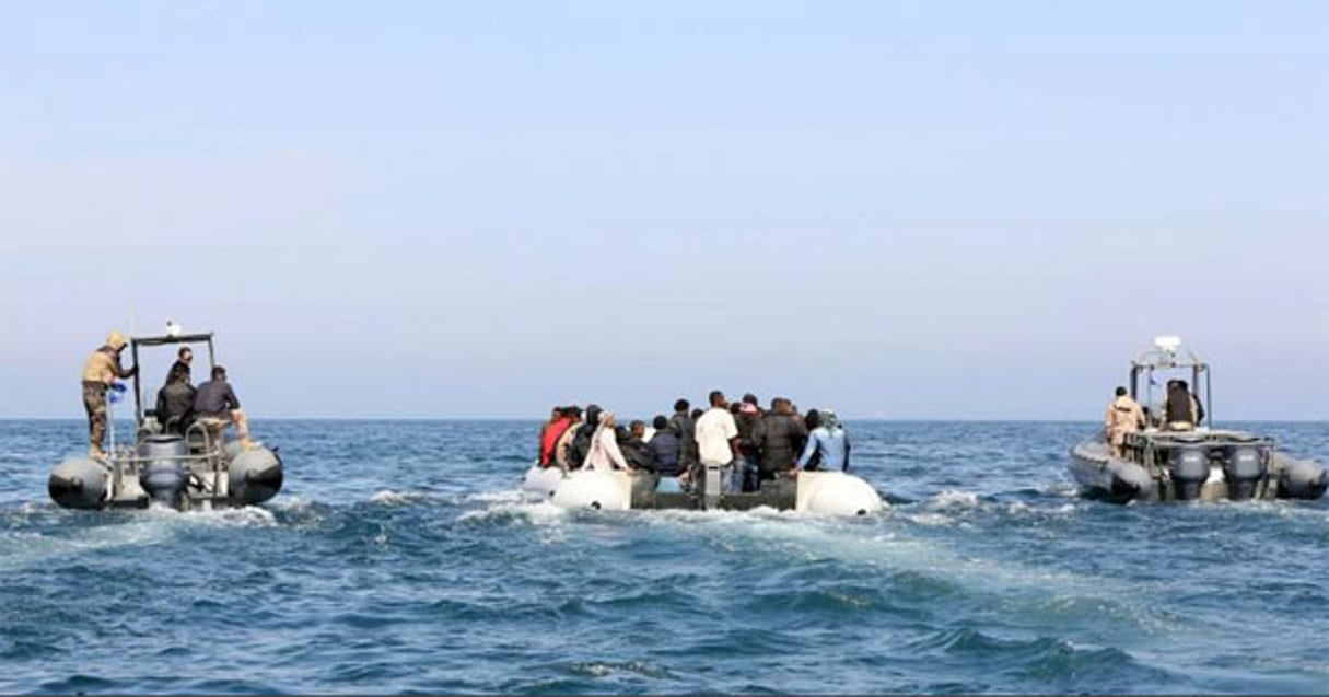 Des gardes-côtes libyens escortent une embarcation transportant des migrants le 6 juin 2015, au large de Tripoli. © Mahmud Turkia/AFP