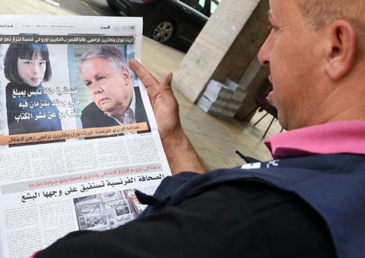 Les portraits des journalistes français Eric Laurent et Catherine Graciet à la Une du quotidien marocain Al-Massaen le 29 août 2015 à Rabat. © AFP