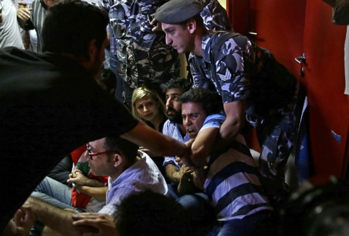 Des manifestants évacués du ministère de l’environnement par les forces de l’ordre, Beyrouth, 1er septembre 2015. © Hassan Ammar/AP/SIPA