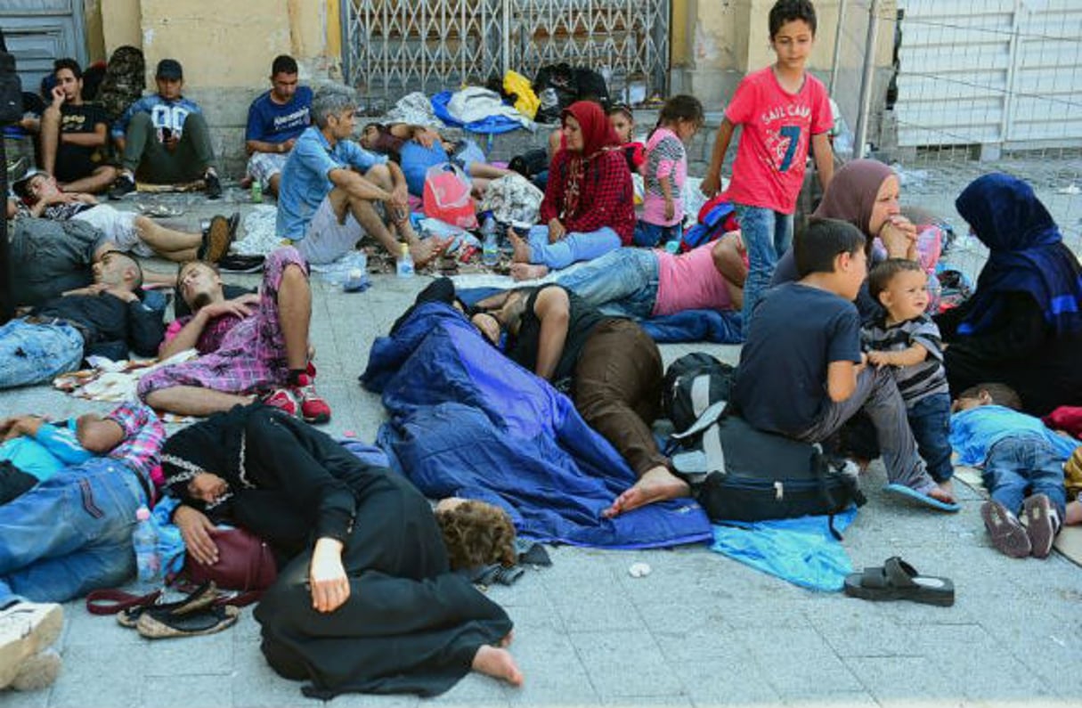 Des réfugiés devant la gare de Keleti à Budapest, 1er septembre 2015. © Attila Kisbenedek/AFP