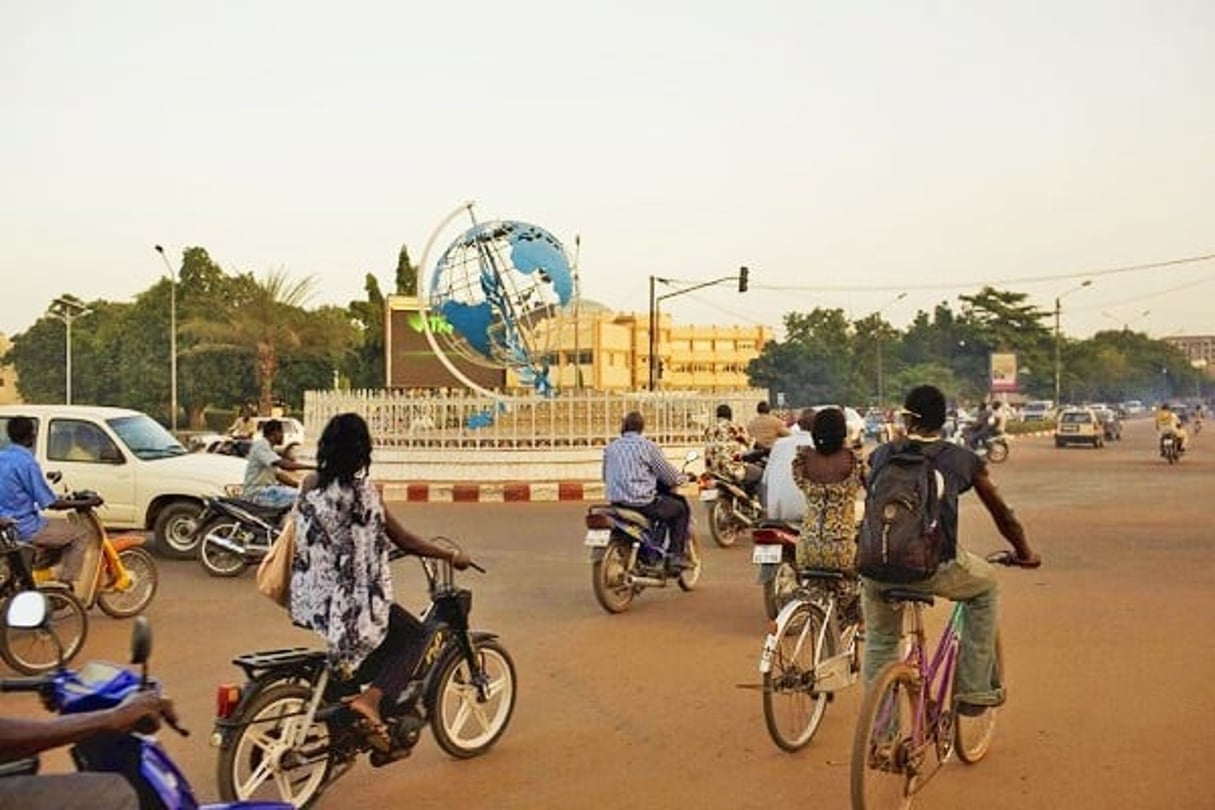 Scène de fin de journée sur la place des Nations unies au centre-ville de Ouagadougou, capitale du Burkina Faso. © Nyaba Leon Ouedraogo pour J.A.