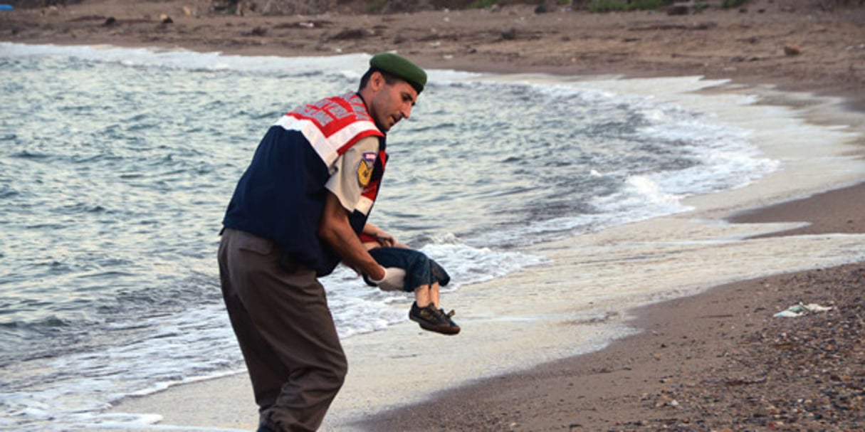 Un garde-côtes turc emporte le corps du petit Aylan Kurdi, 3 ans, le 2 septembre 2015 près de Bodrum. © Uncredited/AP/SIPA