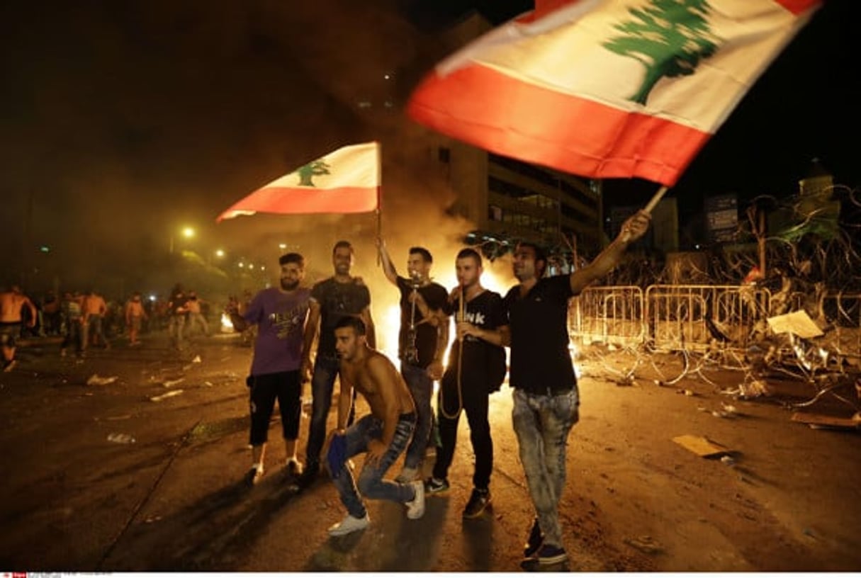 Des jeunes libanais manifestent à Beyrouth, le mardi 25 août. © Hassan Ammar/AP/SIPA