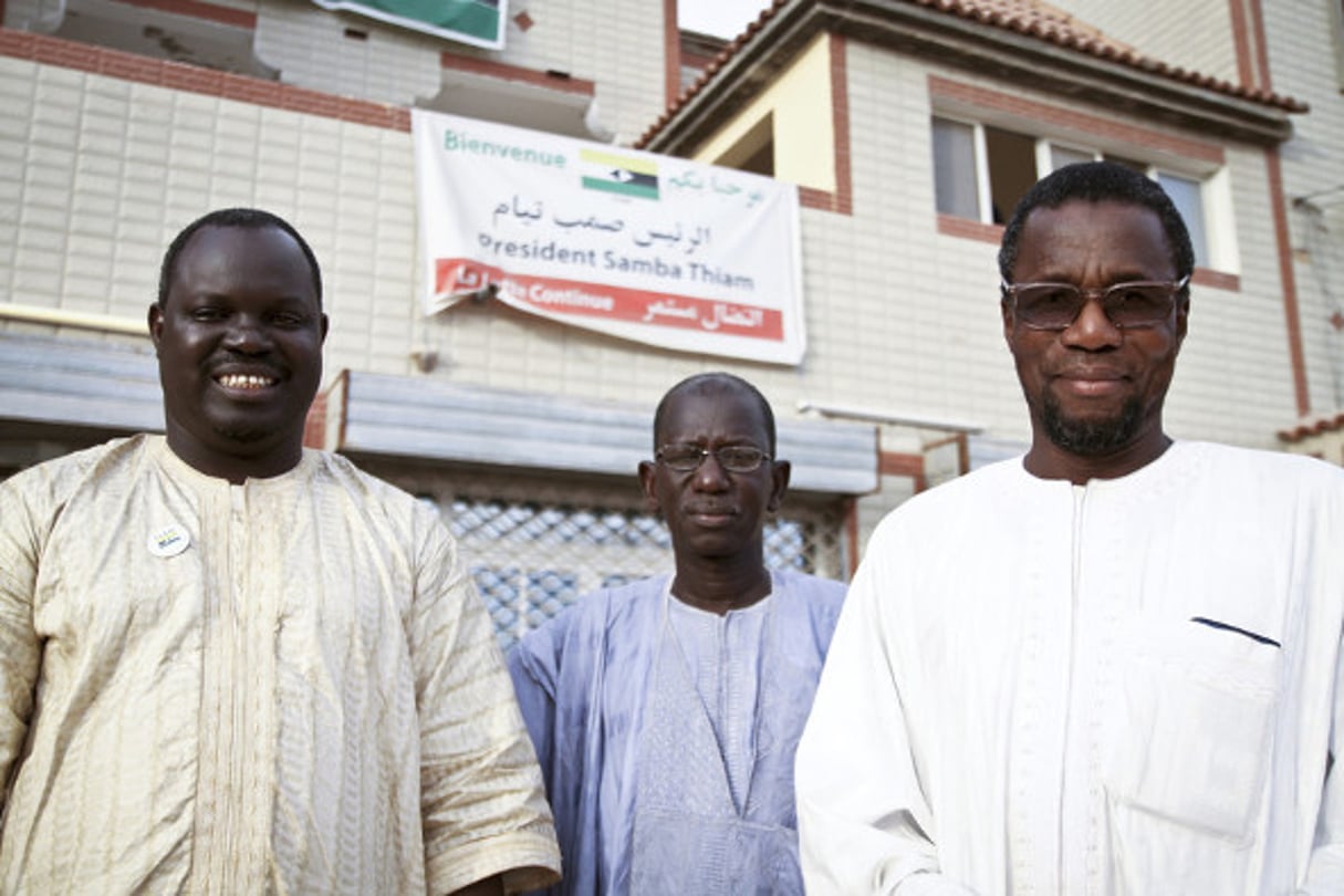 De g. à dr. Kaaw Touré, Samba Thiam (président) et Ibrahima Mifo Sow (vice-président), des Flam. © Laurent Prieur pour J.A.