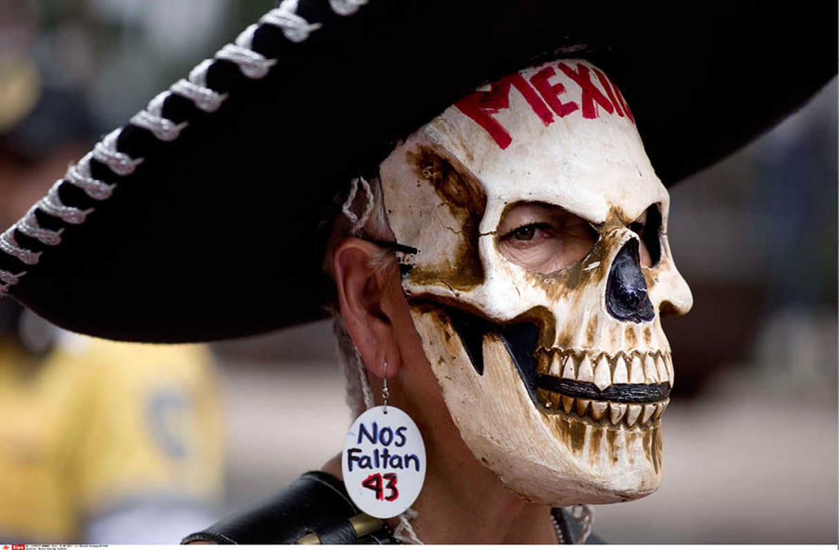 Manifestante à Mexico, le 26 août : « Nous sommes 43 disparus. » © EDUARDO VERDUGO/AP/SIPA