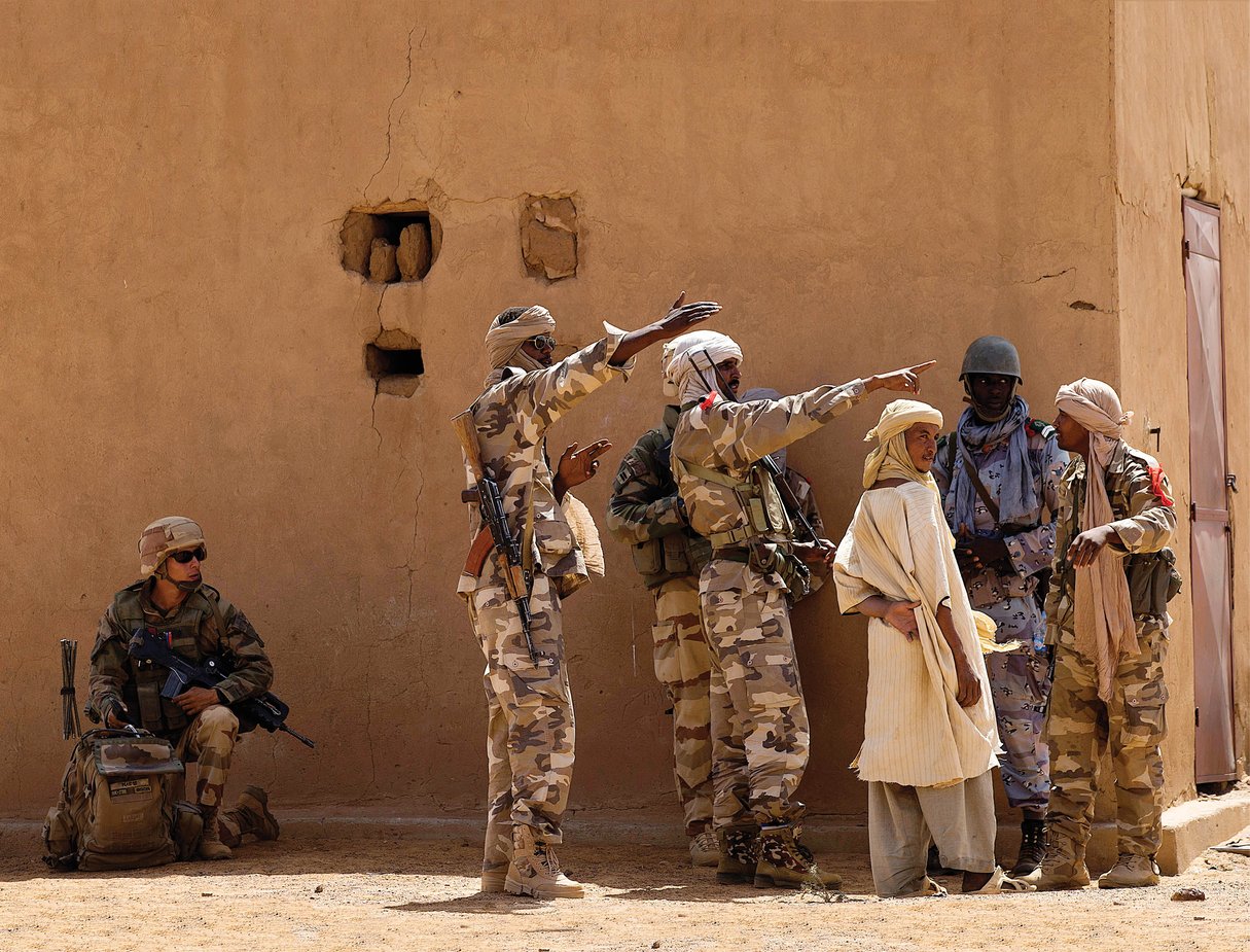 Des agents des forces spéciales maliennes accompagnés de soldats français, en mission de renseignement dans un village du nord du pays, en 2013. © JOËL SAGET/AFP