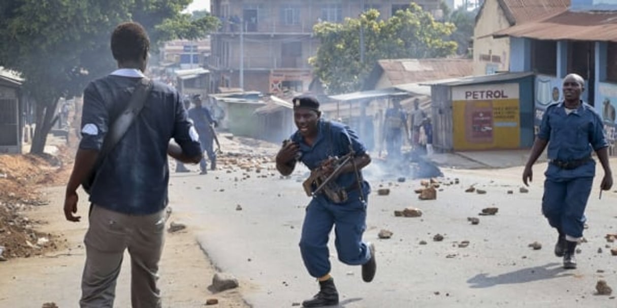 Heurts entre manifestants et policiers, le 10 juin 2015 à Buyenzi, dans la banlieue de Bujumbura. © Gildas Ngingo/AP/SIPA