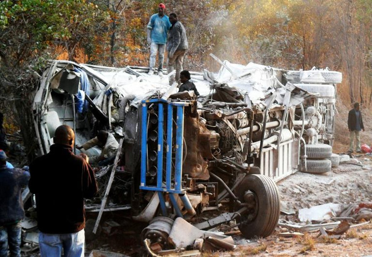 Dix-sept personnes sont mortes à Lusaka, la capitale de la Zambie, dans une collision entre un bus et un camion. © Dennis Milanzi/afp