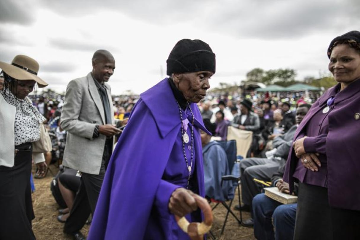 Gogo Ipa, la mère de Benedict Daswa, arrive pour la cérémonie de béatification de son fils, le 13 septembre 2015 à Tshitanini, en Afrique du Sud. © Marco Longari/AFP