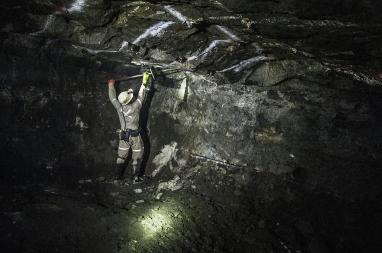 Un employé de la mine de Runstenburg en Afrique du Sud, le 11 juin 2015. © Mujahid Safodien/AFP