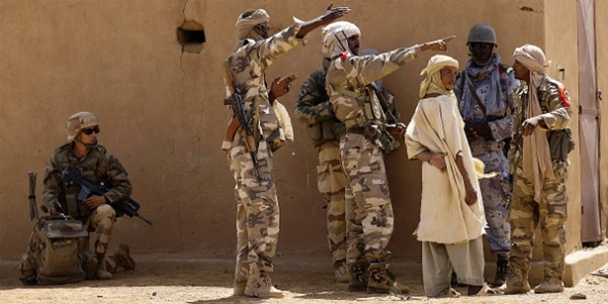 Des espions des forces spéciales maliennes, accompagnés de soldats français, en mission de renseignement, en 2013 © Joel Saget/J.A.