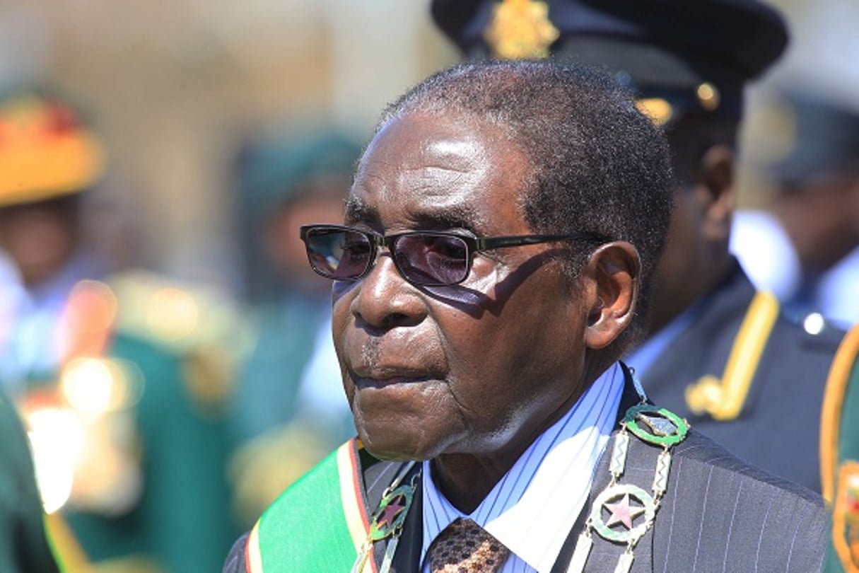 Robert Mugabe passe en revue ses troupes le 10 août à Harare. © Tsvangirayi Mukwazhi/AP/SIPA